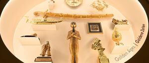 Eine Vitrine der Ausstellung enthält Goldgeschenke.