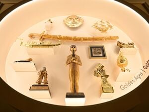 Eine Vitrine der Ausstellung enthält Goldgeschenke.