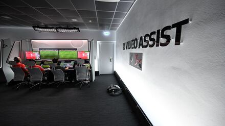 Die Arbeit an den Monitoren erfordert hohe Konzentration. (Archivbild)