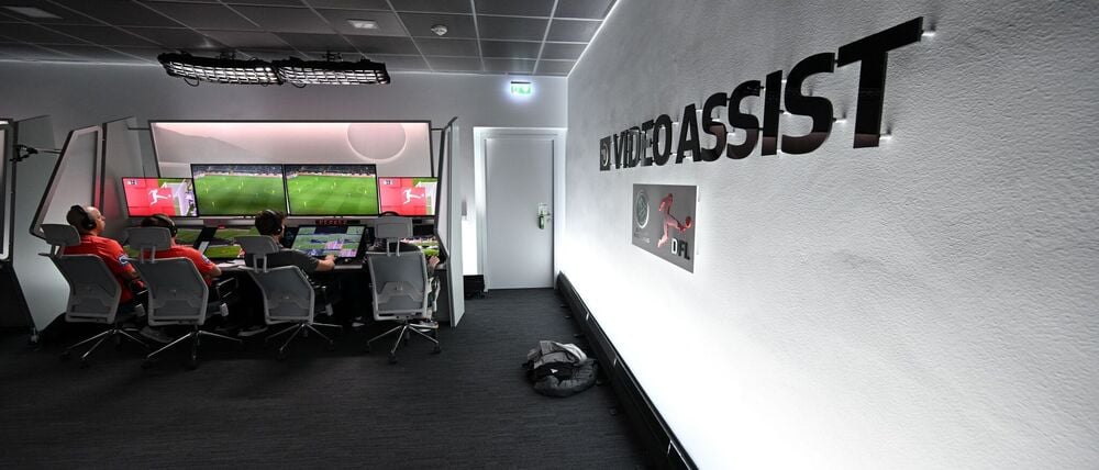 Die Arbeit an den Monitoren erfordert hohe Konzentration. (Archivbild)