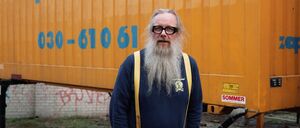 Bildnummer: 52606057 Datum: 16.03.2005 Copyright: imago/Christian Thiel Spediteur Klaus Zapf (Gründer und Geschäftsführer Zapf Umzüge GmbH) vor einem Container anlässlich eines Interviews in Berlin, Personen , Highlight; 2005, Berlin, Wirtschaft, Schriftzug; , hoch, Kbdig, Einzelbild, Schriftzug, Logos, Randbild, People Bildnummer 52606057 Date 16 03 2005 Copyright Imago Christian Thiel Forwarder Klaus Zapf Founder and manager Zapf Parades GmbH before a Container during a Interviews in Berlin People Highlight 2005 Berlin Economy emblem vertical Kbdig Single emblem Logo Edge image Celebrities