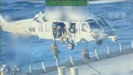 Die US-Regierung veröffentlichte ein Video, das zeigt, wie Soldaten einen venezolanischen Öltanker stürmen.