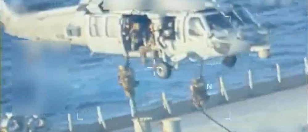 Die US-Regierung veröffentlichte ein Video, das zeigt, wie Soldaten einen venezolanischen Öltanker stürmen.