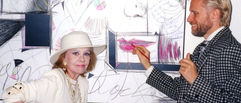 Hildegard Knef mit ihrem Visagisten René Koch. Hinter ihnen ein Bild, auf dem Koch die Knef gemalt hat. 