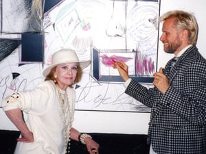 Hildegard Knef mit ihrem Visagisten René Koch. Hinter ihnen ein Bild, auf dem Koch die Knef gemalt hat. 