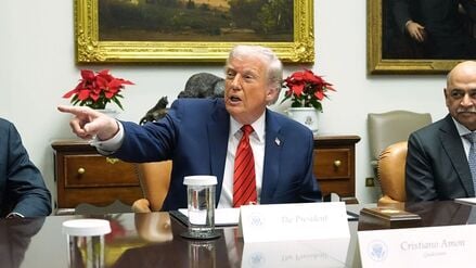 Flankiert von Michael Dell, dem Gründer und CEO von Dell, und Arvind Krishna, dem CEO von IBM, spricht US-Präsident Donald Trump während eines runden Tisches im Roosevelt Room des Weißen Hauses.