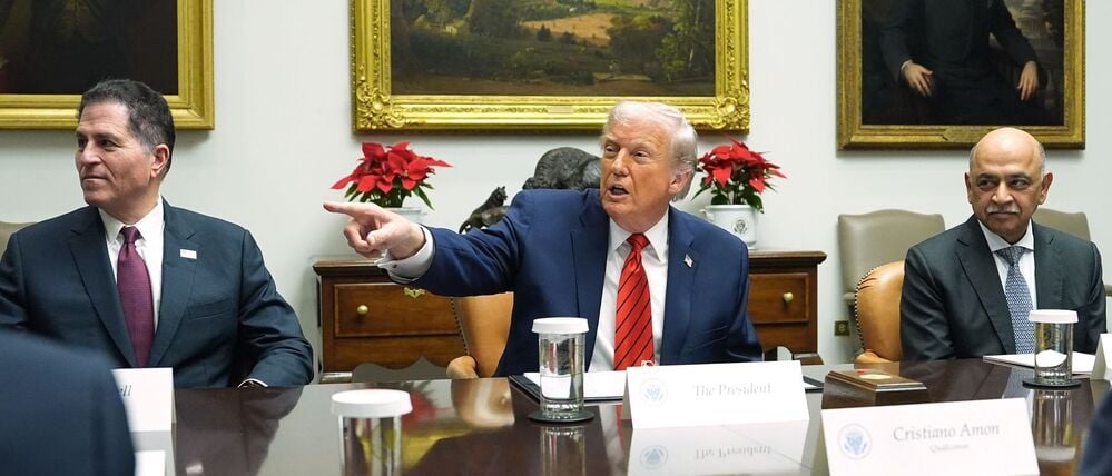 Flankiert von Michael Dell, dem Gründer und CEO von Dell, und Arvind Krishna, dem CEO von IBM, spricht US-Präsident Donald Trump während eines runden Tisches im Roosevelt Room des Weißen Hauses.