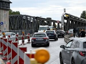 Der westliche Teil der Elsenbrücke soll Ende Januar fertig sein. (Archivbild)