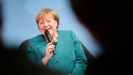 Angela Merkel erzählte von kleinen Tests mit KI-Anwendungen. 