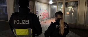 Ein 16-Jähriger ist im ostwestfälischen Herford bei einem Messerangriff lebensgefährlich verletzt worden. 