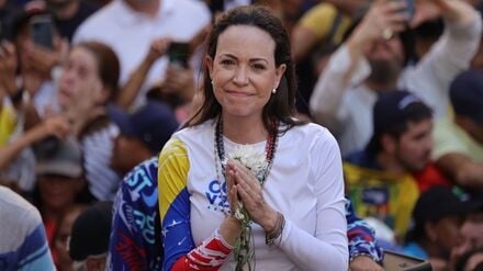 Die venezolanische Oppositionsführerin Maria Corina Machado führt eine Demonstration gegen die erneute Vereidigung des autoritären Präsidenten Maduro.