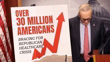 Der demokratische Fraktionsvorsitzende im US-Senat, Chuck Schumer, blickt während einer Pressekonferenz nach der Abstimmung des Senats über konkurrierende Gesundheitspläne im US-Kapitol in Washington, D.C..