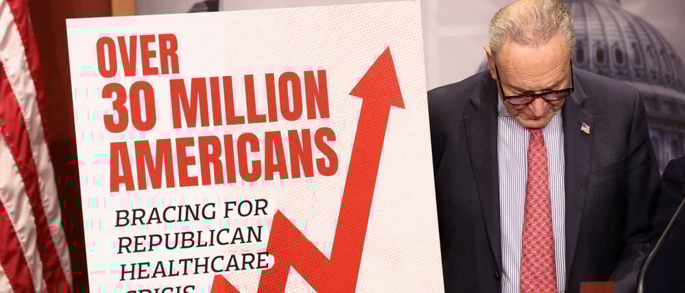 Der demokratische Fraktionsvorsitzende im US-Senat, Chuck Schumer, blickt während einer Pressekonferenz nach der Abstimmung des Senats über konkurrierende Gesundheitspläne im US-Kapitol in Washington, D.C..