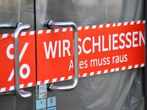„Wir schliessen. Alles muss raus“ steht auf dem Banner in der Tür eines Geschäfts in der Erfurter Altstadt.