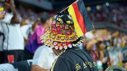 Fan der deutschen Fußball-Nationalmannschaft beim WM-Qualifikationsspiel gegen Nordirland in Köln.