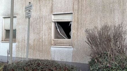 Blick auf ein beschädigtes Wohnhaus, nachdem eine Weltkriegsbombe gesprengt wurde. Bei der Bombenentschärfung sind mehrere Häuser beschädigt worden.