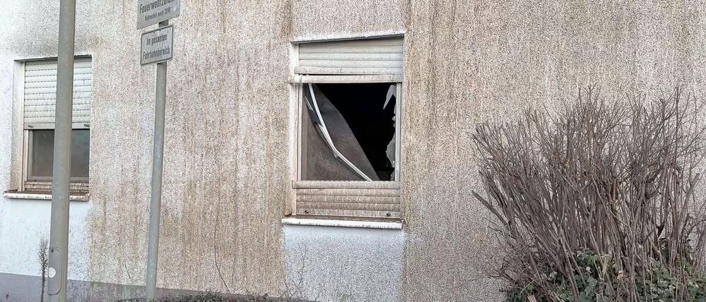 Blick auf ein beschädigtes Wohnhaus, nachdem eine Weltkriegsbombe gesprengt wurde. Bei der Bombenentschärfung sind mehrere Häuser beschädigt worden.
