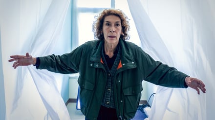 ARD Degeto TATORT: DER ELEKTRIKER, am Sonntag (14.12.25) um 20:15 Uhr und um 00:15 Uhr im ERSTEN Bibi Fellner (Adele Neuhauser) © ORF/Petro Domenigg, honorarfrei - Verwendung gemäß der AGB im engen inhaltlichen, redaktionellen Zusammenhang mit genannter Degeto-Sendung und bei Nennung "Bild: ORF/Petro Domenigg" (S2+). ARD Degeto/Programmplanung und Presse, Tel: 069/1509-335, degeto-presse@degeto.de