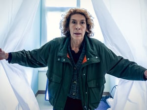 ARD Degeto TATORT: DER ELEKTRIKER, am Sonntag (14.12.25) um 20:15 Uhr und um 00:15 Uhr im ERSTEN Bibi Fellner (Adele Neuhauser) © ORF/Petro Domenigg, honorarfrei - Verwendung gemäß der AGB im engen inhaltlichen, redaktionellen Zusammenhang mit genannter Degeto-Sendung und bei Nennung "Bild: ORF/Petro Domenigg" (S2+). ARD Degeto/Programmplanung und Presse, Tel: 069/1509-335, degeto-presse@degeto.de