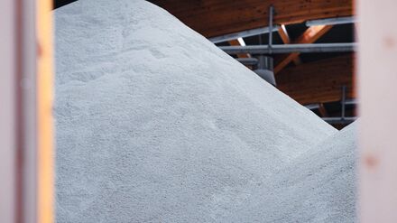 In einer Salzlagerhalle türmt sich das Streumittel für den Winterdienst. (Archivbild)