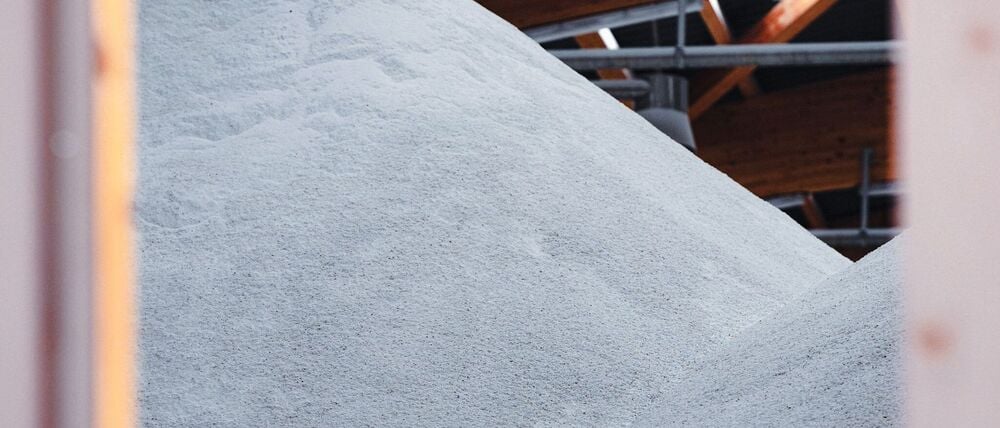 In einer Salzlagerhalle türmt sich das Streumittel für den Winterdienst. (Archivbild) 