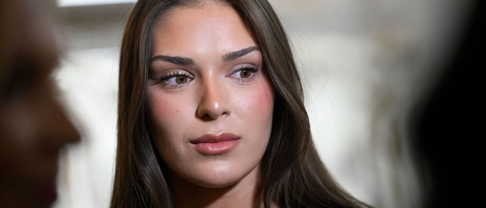 Miss Finnland Sarah Dzafce hat ihren Titel und ihre Krone verloren.