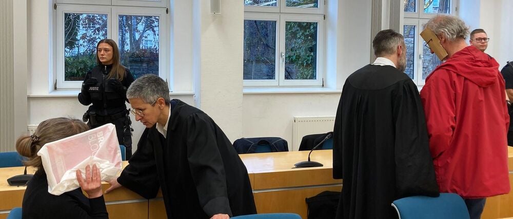 Eine Frau und ein Mann sind am Landgericht Erfurt angeklagt, weil sie eine junge Frau nackt in eine Holzkiste gesperrt haben sollen.