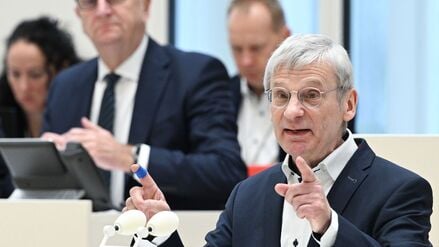 Hans-Christoph Berndt, Vorsitzender der Brandenburger AfD-Fraktion, spricht in einer Sitzung des Brandenburger Landtages. 