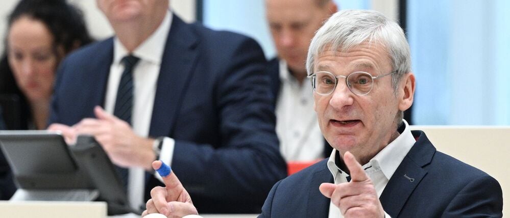 Hans-Christoph Berndt, Vorsitzender der Brandenburger AfD-Fraktion, spricht in einer Sitzung des Brandenburger Landtages.