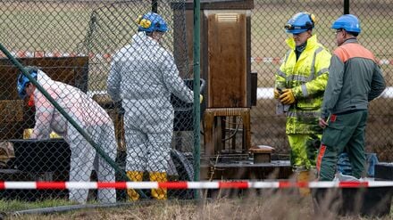 Arbeiter stehen nach einem Leck an einer PCK-Pipeline.