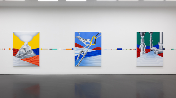 Blick in die Ausstellung von Rafa Silvares und Jac Leirner in der Galerie Esther Schipper.