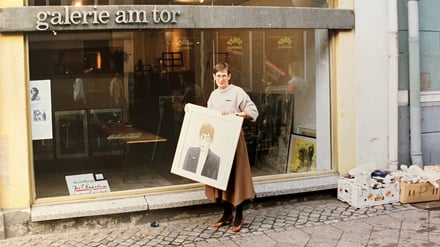Ute Samtleben 1991 vor ihrer Galerie in der Brandenburger Straße 66. Der Name am Fenster stammt noch den Vorgängern. Gemietet hatte Samtleben die Räume zum 1. April 1990 vom VEB Umweltgestaltung und Bildende Kunst.
