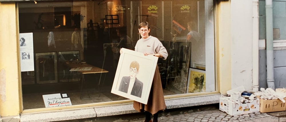 Ute Samtleben 1991 vor ihrer Galerie in der Brandenburger Straße 66. Der Name am Fenster stammt noch den Vorgängern. Gemietet hatte Samtleben die Räume zum 1. April 1990 vom VEB Umweltgestaltung und Bildende Kunst.