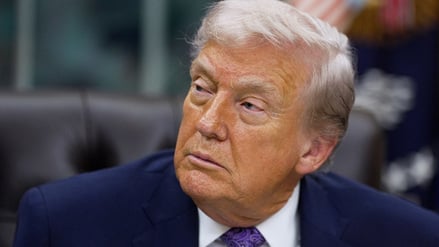 US-Präsident Donald Trump unterzeichnet eine Verordnung zur künstlichen Intelligenz im Oval Office des Weißen Hauses in Washington, D.C., USA, am 11. Dezember 2025.