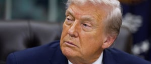 US-Präsident Donald Trump unterzeichnet eine Verordnung zur künstlichen Intelligenz im Oval Office des Weißen Hauses in Washington, D.C., USA, am 11. Dezember 2025.