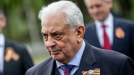 Sergej Netschajew, russischer Botschafter in Deutschland, kommt zum Gedenken zum 80. Jahrestag des Endes des Zweiten Weltkriegs und der Befreiung Deutschlands vom nationalsozialistischen Terror am Sowjetischen Ehrenmal in der Schönholzer Heide an.