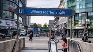 Blick auf den U-Bahnhof Wilmersdorfer Straße und die Kantstraße.