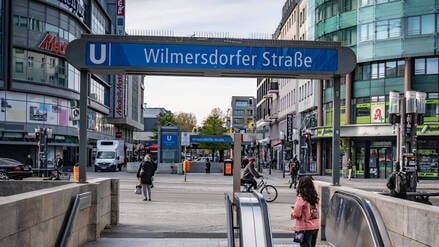 Blick auf den U-Bahnhof Wilmersdorfer Straße und die Kantstraße.