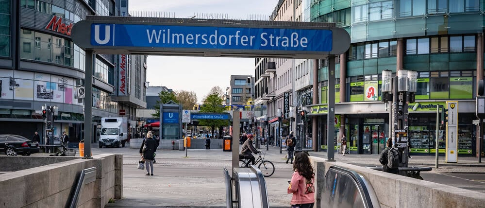 Blick auf den U-Bahnhof Wilmersdorfer Straße und die Kantstraße.