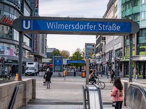 Blick auf den U-Bahnhof Wilmersdorfer Straße und die Kantstraße.