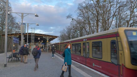 Eine S-Bahn fährt am Bahnhof Schlachtensee ein. (Symbolbild)
