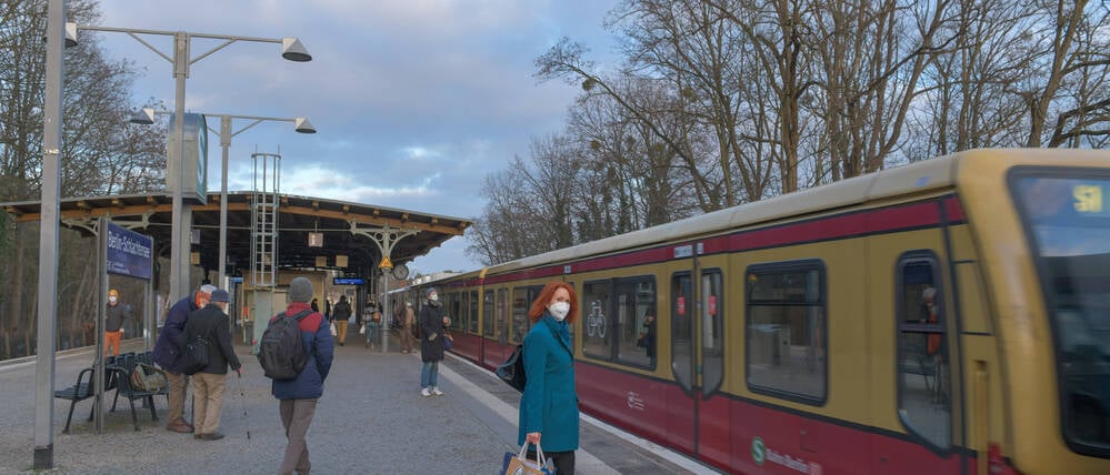 Eine S-Bahn fährt am Bahnhof Schlachtensee ein. (Symbolbild)