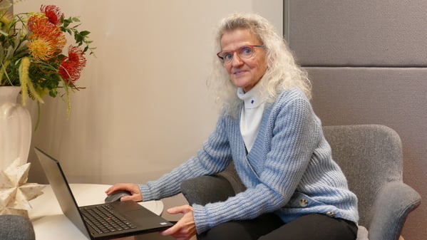 Maren Wroblewski nutzt oft ihren privaten Laptop fürs Ehrenamt – und auch für dieses Foto.