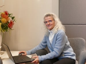 Maren Wroblewski nutzt oft ihren privaten Laptop fürs Ehrenamt – und auch für dieses Foto.