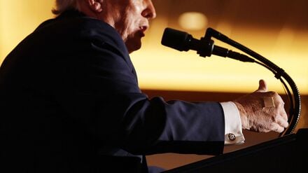 US-Präsident Donald Trump trägt ein Pflaster an seiner rechten Hand, als er am 9. Dezember 2025 im Mount Airy Casino Resort in Mount Pocono, Pennsylvania, eine Rede hält.