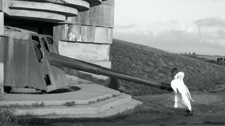 Oft materialisieren sich Engel in Zeiten der Unsicherheit: „Niemals wieder“ von Violeta Vollmer. 