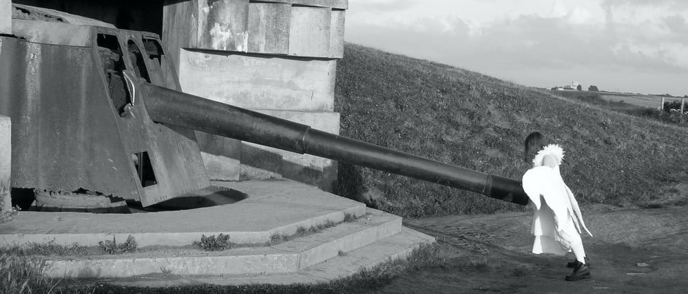 Oft materialisieren sich Engel in Zeiten der Unsicherheit: „Niemals wieder“ von Violeta Vollmer.