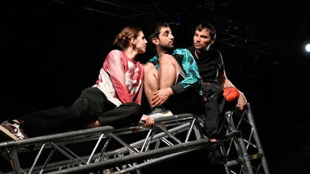 Szenen aus dem Stück „Rasen“ vom Theater Strahl