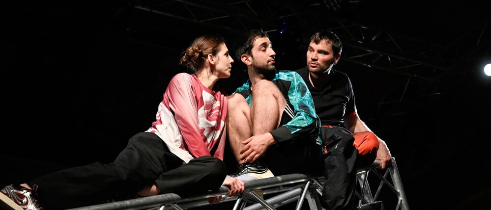 Szenen aus dem Stück „Rasen“ vom Theater Strahl