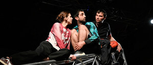 Szenen aus dem Stück „Rasen“ vom Theater Strahl